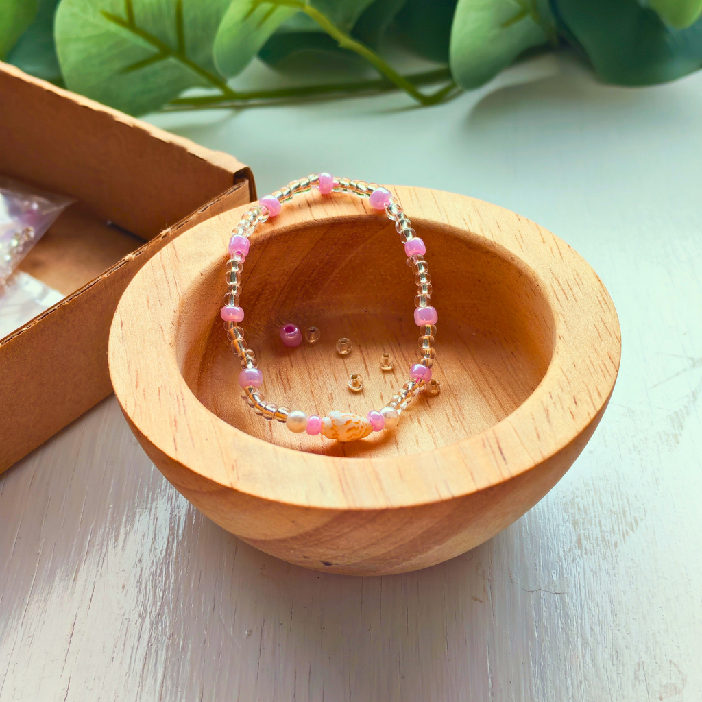 Delicate Shell - 8 Bracelets Kits for a Cozy Evening