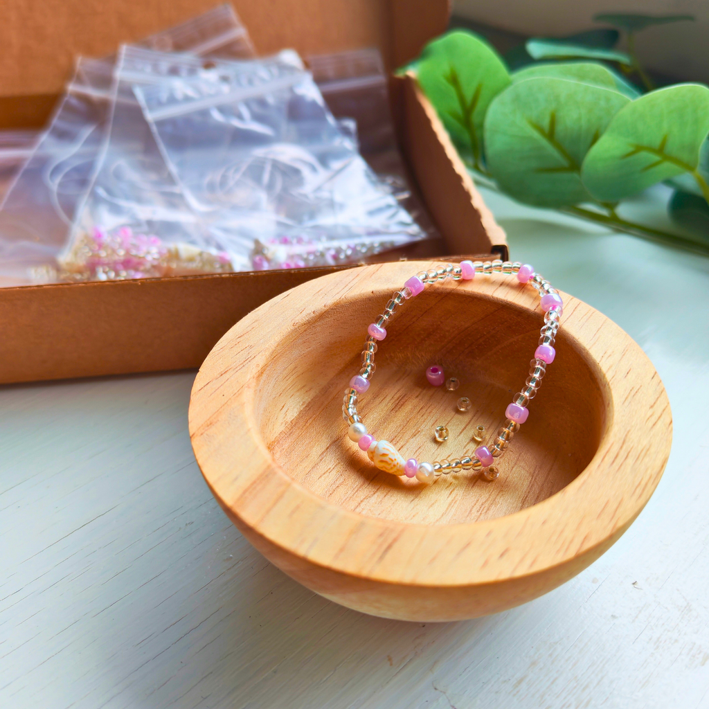 Delicate Shell - 8 Bracelets Kits for a Cozy Evening